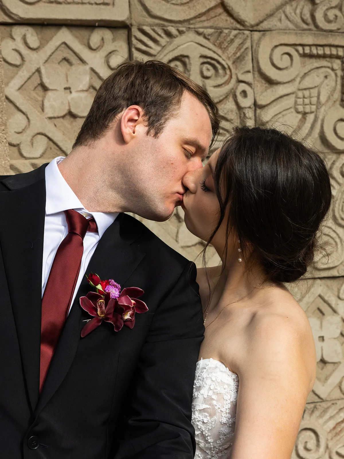 Couple kissing · Mayan wall